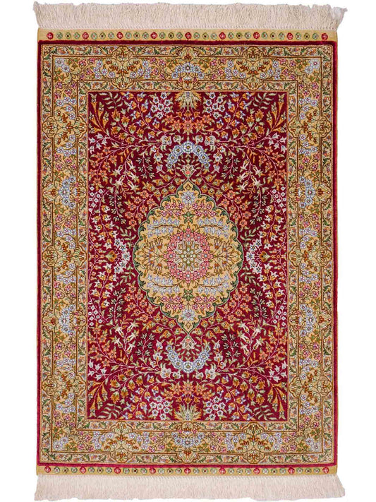 Sehr feiner, handgeknüpfter Khademi Orientteppich mit Hereke Design aus reiner Seide, rot, creme. 93x63 cm. Vertrieb durch Jupiter Intl.