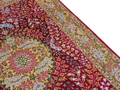 Sehr feiner, handgeknüpfter Khademi Orientteppich mit Hereke Design aus reiner Seide, rot, creme. 93x63 cm. Vertrieb durch Jupiter Intl.