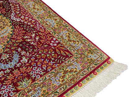 Sehr feiner, handgeknüpfter Khademi Orientteppich mit Hereke Design aus reiner Seide, rot, creme. 93x63 cm. Vertrieb durch Jupiter Intl.