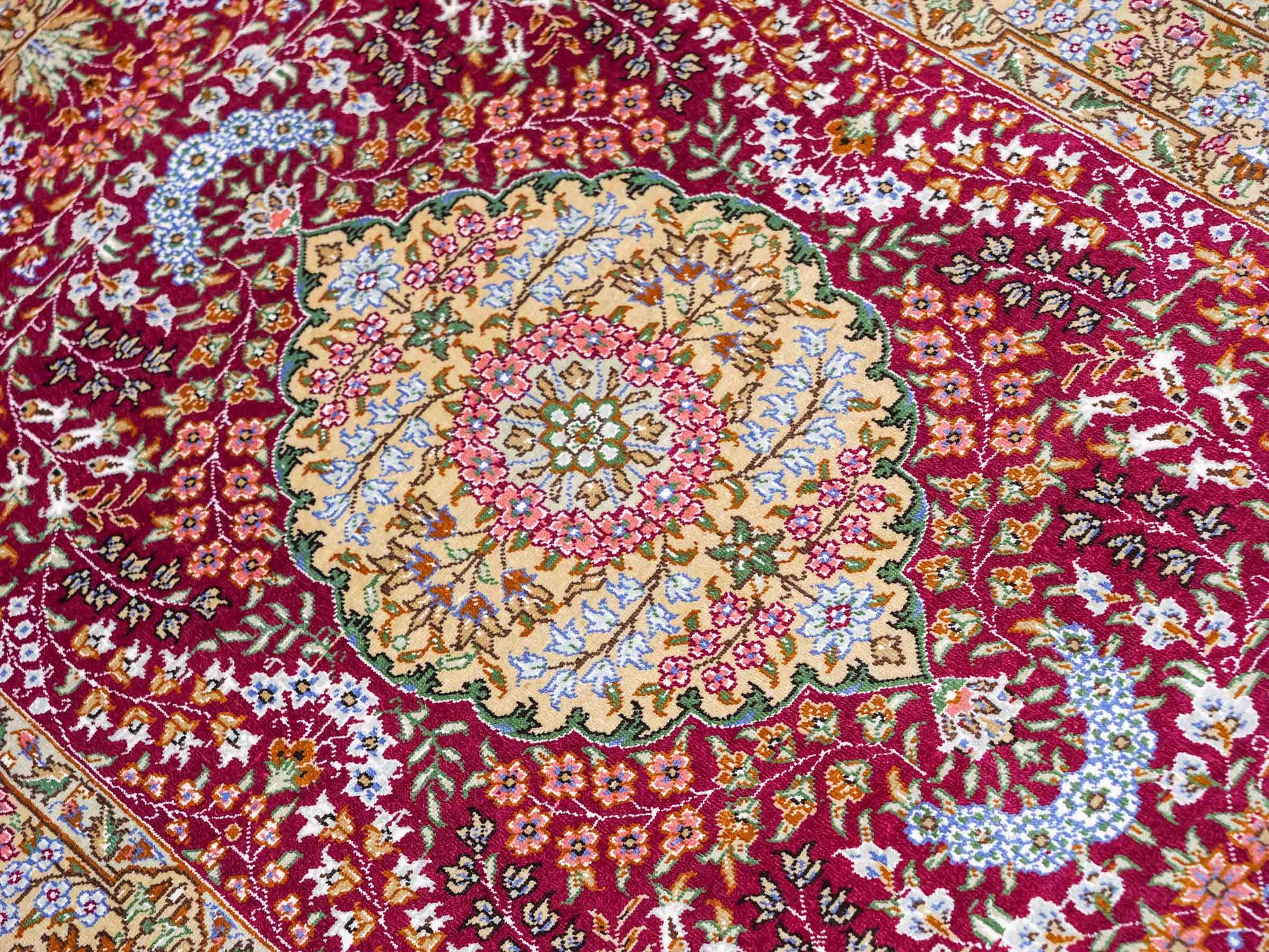 Sehr feiner, handgeknüpfter Khademi Orientteppich mit Hereke Design aus reiner Seide, rot, creme. 93x63 cm. Vertrieb durch Jupiter Intl.