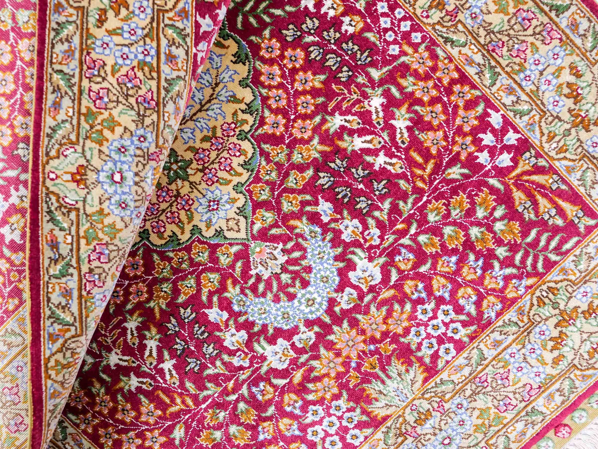 Sehr feiner, handgeknüpfter Khademi Orientteppich mit Hereke Design aus reiner Seide, rot, creme. 93x63 cm. Vertrieb durch Jupiter Intl.