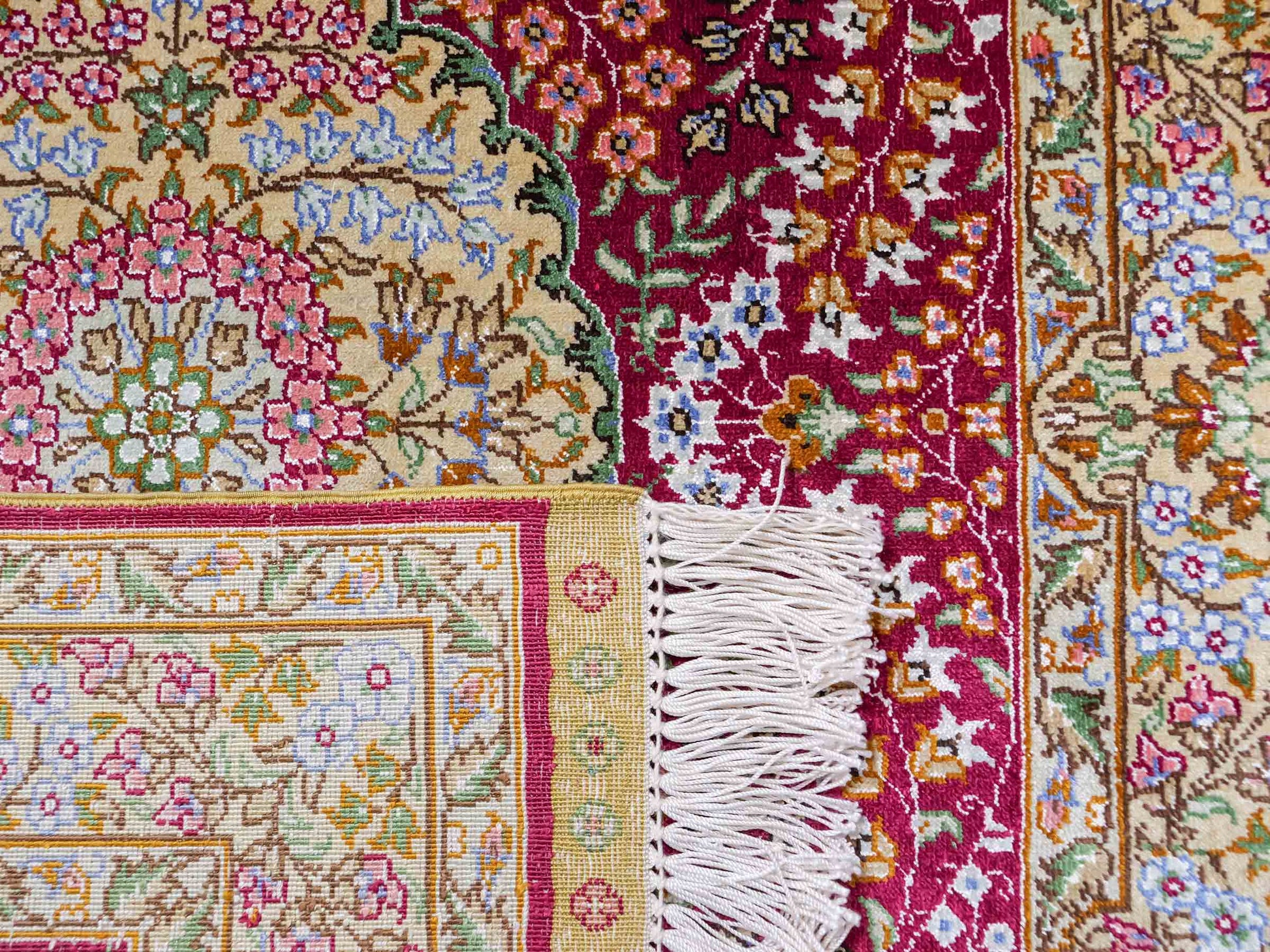 Sehr feiner, handgeknüpfter Khademi Orientteppich mit Hereke Design aus reiner Seide, rot, creme. 93x63 cm. Vertrieb durch Jupiter Intl.