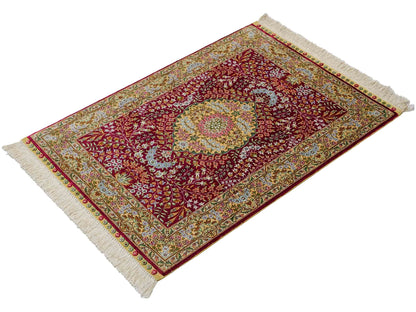 Sehr feiner, handgeknüpfter Khademi Orientteppich mit Hereke Design aus reiner Seide, rot, creme. 93x63 cm. Vertrieb durch Jupiter Intl.