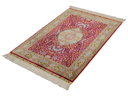 Sehr feiner, handgeknüpfter Khademi Orientteppich mit Hereke Design aus reiner Seide, rot, creme. 93x63 cm. Vertrieb durch Jupiter Intl.