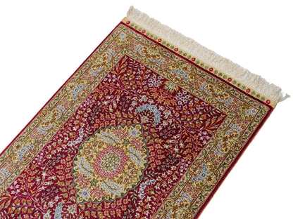 Sehr feiner, handgeknüpfter Khademi Orientteppich mit Hereke Design aus reiner Seide, rot, creme. 93x63 cm. Vertrieb durch Jupiter Intl.