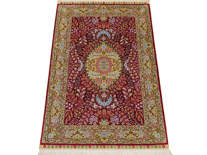 Sehr feiner, handgeknüpfter Khademi Orientteppich mit Hereke Design aus reiner Seide, rot, creme. 93x63 cm. Vertrieb durch Jupiter Intl.