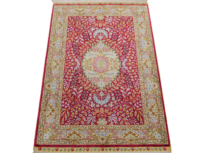 Sehr feiner, handgeknüpfter Khademi Orientteppich mit Hereke Design aus reiner Seide, rot, creme. 93x63 cm. Vertrieb durch Jupiter Intl.