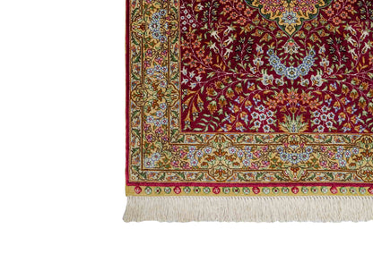Sehr feiner, handgeknüpfter Khademi Orientteppich mit Hereke Design aus reiner Seide, rot, creme. 93x63 cm. Vertrieb durch Jupiter Intl.