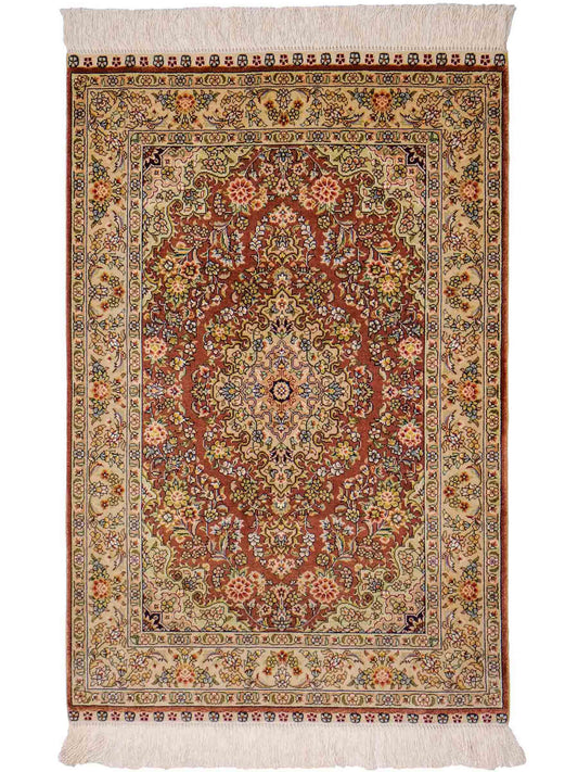 Sehr feiner, handgeknüpfter Khademi Orientteppich mit Hereke Design aus reiner Seide, rosa, creme. 93x63 cm. Vertrieb durch Jupiter Intl.