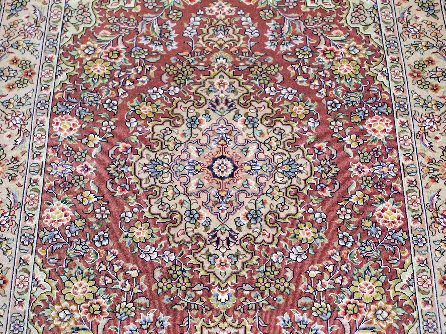 Sehr feiner, handgeknüpfter Khademi Orientteppich mit Hereke Design aus reiner Seide, rosa, creme. 93x63 cm. Vertrieb durch Jupiter Intl.