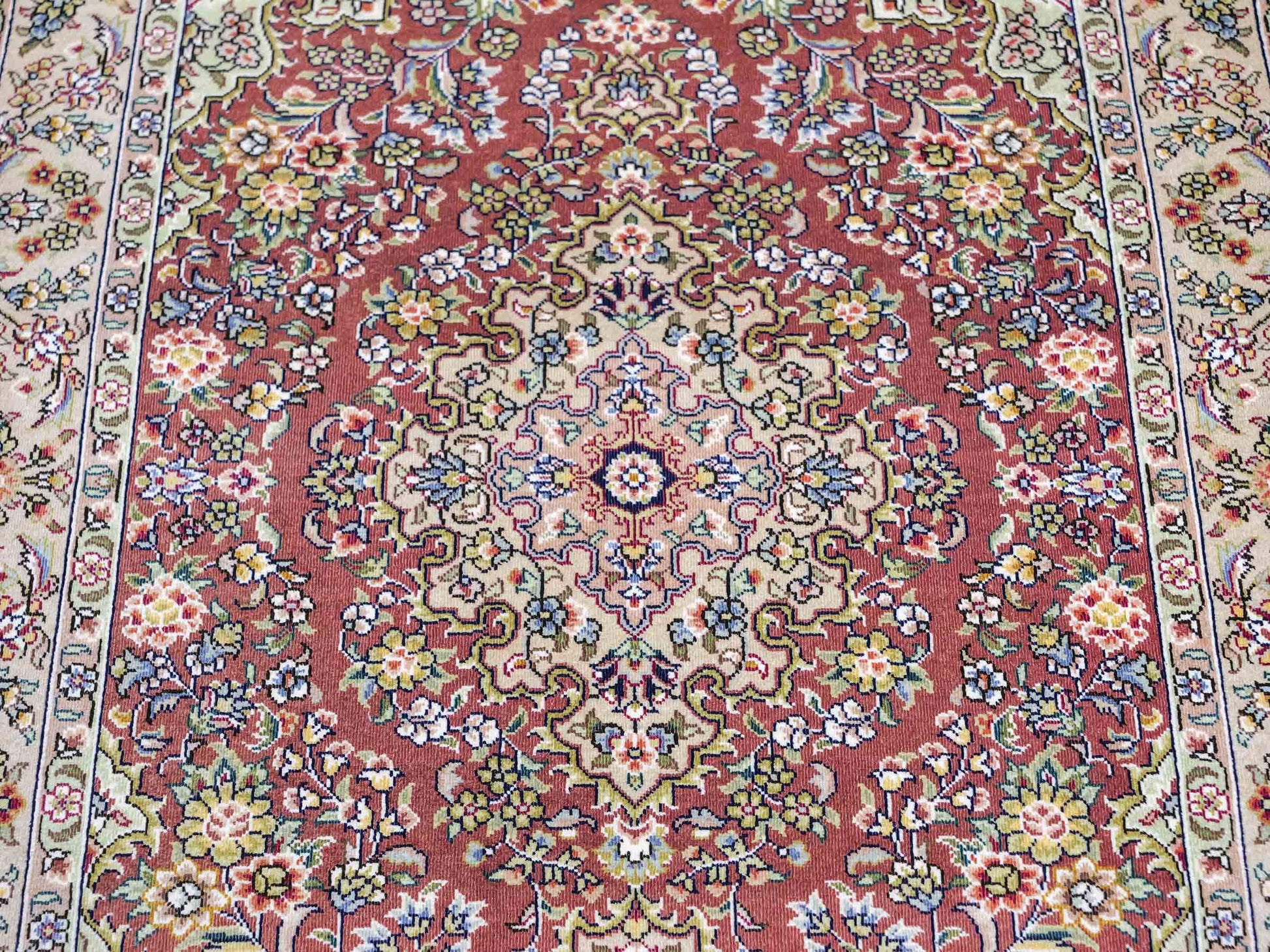 Sehr feiner, handgeknüpfter Khademi Orientteppich mit Hereke Design aus reiner Seide, rosa, creme. 93x63 cm. Vertrieb durch Jupiter Intl.