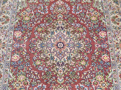 Sehr feiner, handgeknüpfter Khademi Orientteppich mit Hereke Design aus reiner Seide, rosa, creme. 93x63 cm. Vertrieb durch Jupiter Intl.