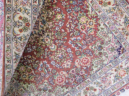 Sehr feiner, handgeknüpfter Khademi Orientteppich mit Hereke Design aus reiner Seide, rosa, creme. 93x63 cm. Vertrieb durch Jupiter Intl.