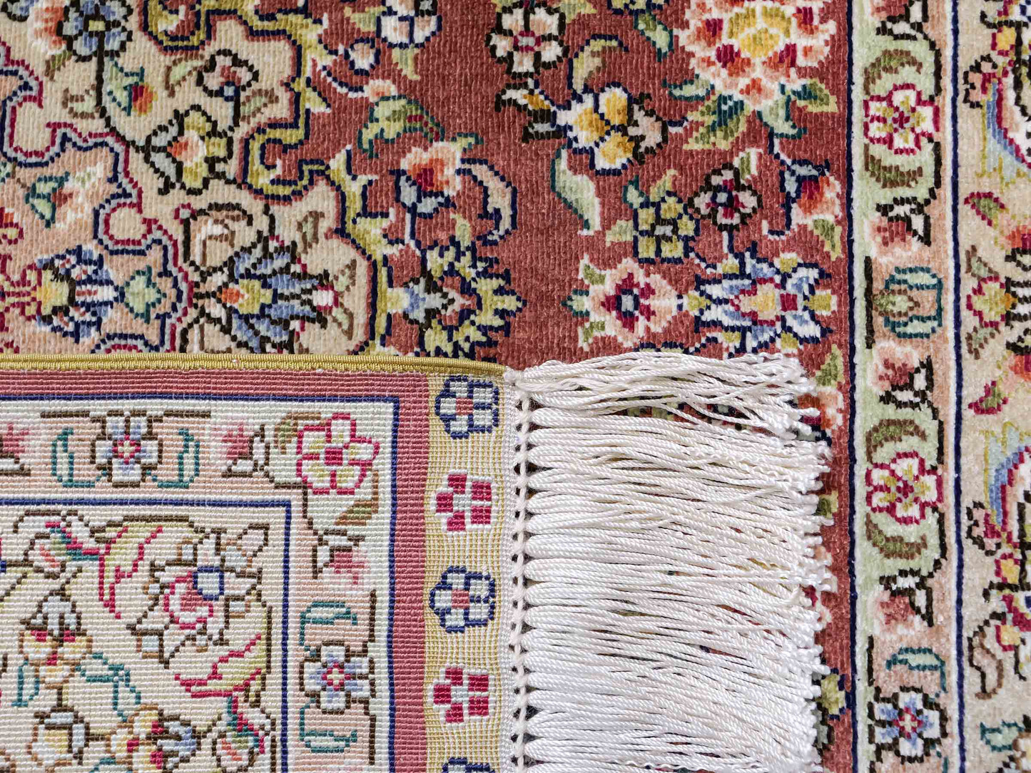 Sehr feiner, handgeknüpfter Khademi Orientteppich mit Hereke Design aus reiner Seide, rosa, creme. 93x63 cm. Vertrieb durch Jupiter Intl.