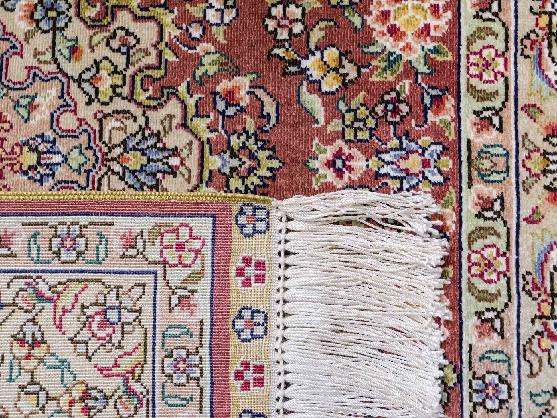 Sehr feiner, handgeknüpfter Khademi Orientteppich mit Hereke Design aus reiner Seide, rosa, creme. 93x63 cm. Vertrieb durch Jupiter Intl.