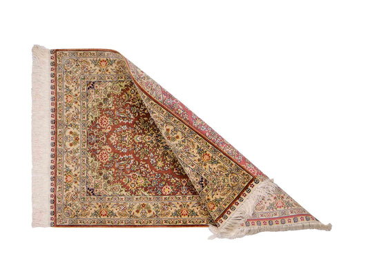 Sehr feiner, handgeknüpfter Khademi Orientteppich mit Hereke Design aus reiner Seide, rosa, creme. 93x63 cm. Vertrieb durch Jupiter Intl.