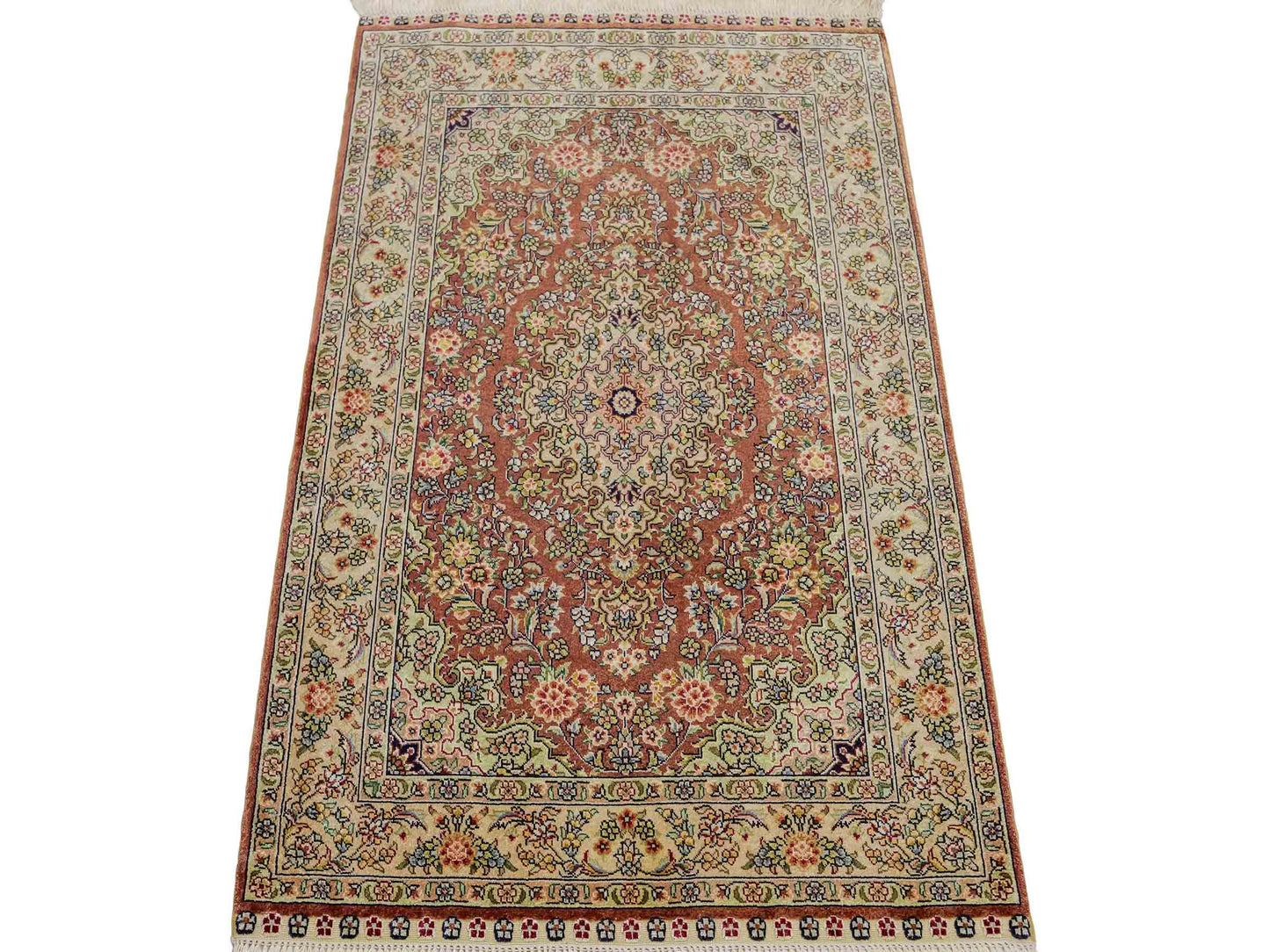 Sehr feiner, handgeknüpfter Khademi Orientteppich mit Hereke Design aus reiner Seide, rosa, creme. 93x63 cm. Vertrieb durch Jupiter Intl.