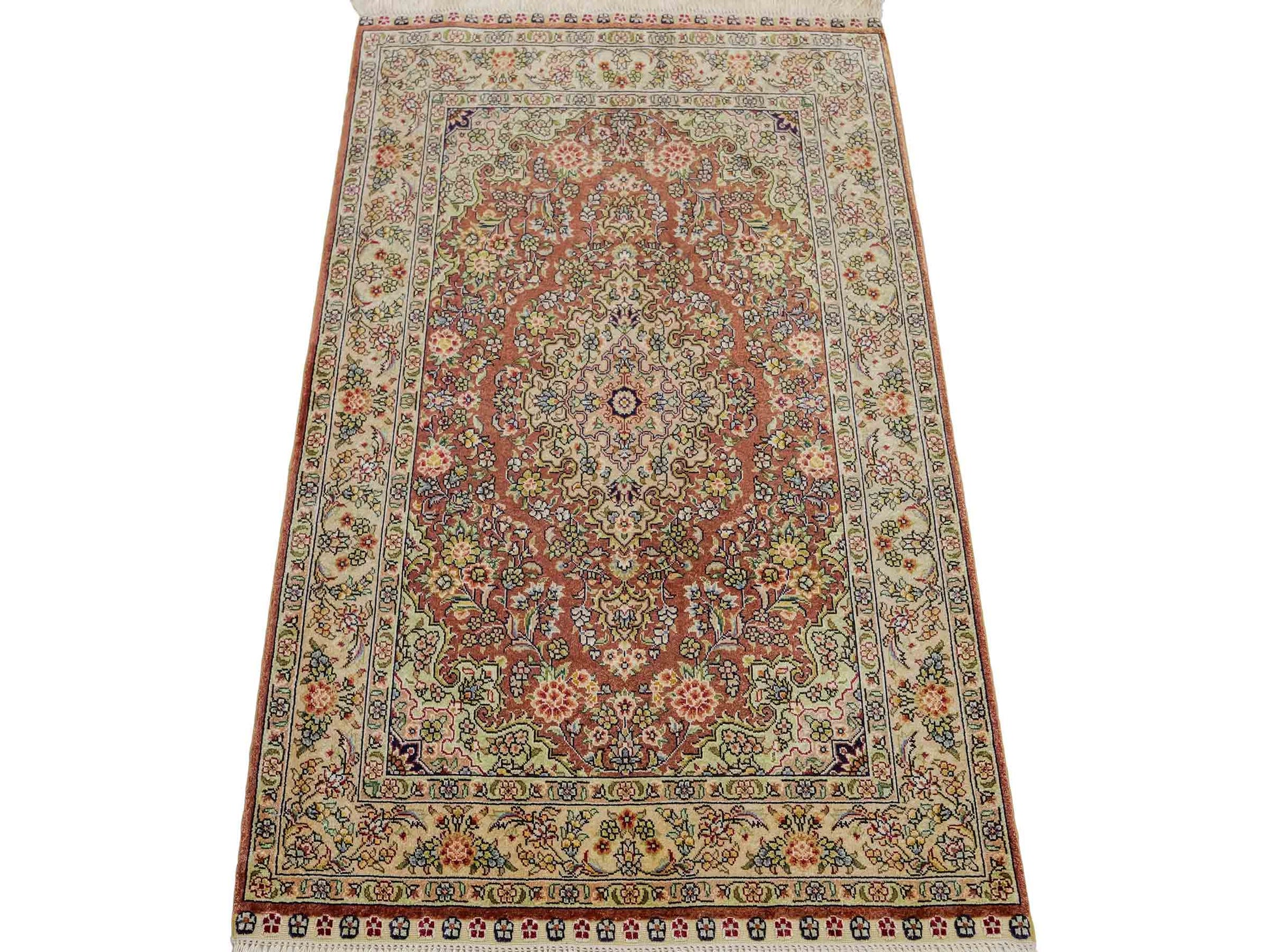 Sehr feiner, handgeknüpfter Khademi Orientteppich mit Hereke Design aus reiner Seide, rosa, creme. 93x63 cm. Vertrieb durch Jupiter Intl.