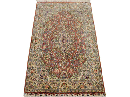 Sehr feiner, handgeknüpfter Khademi Orientteppich mit Hereke Design aus reiner Seide, rosa, creme. 93x63 cm. Vertrieb durch Jupiter Intl.