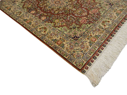 Sehr feiner, handgeknüpfter Khademi Orientteppich mit Hereke Design aus reiner Seide, rosa, creme. 93x63 cm. Vertrieb durch Jupiter Intl.