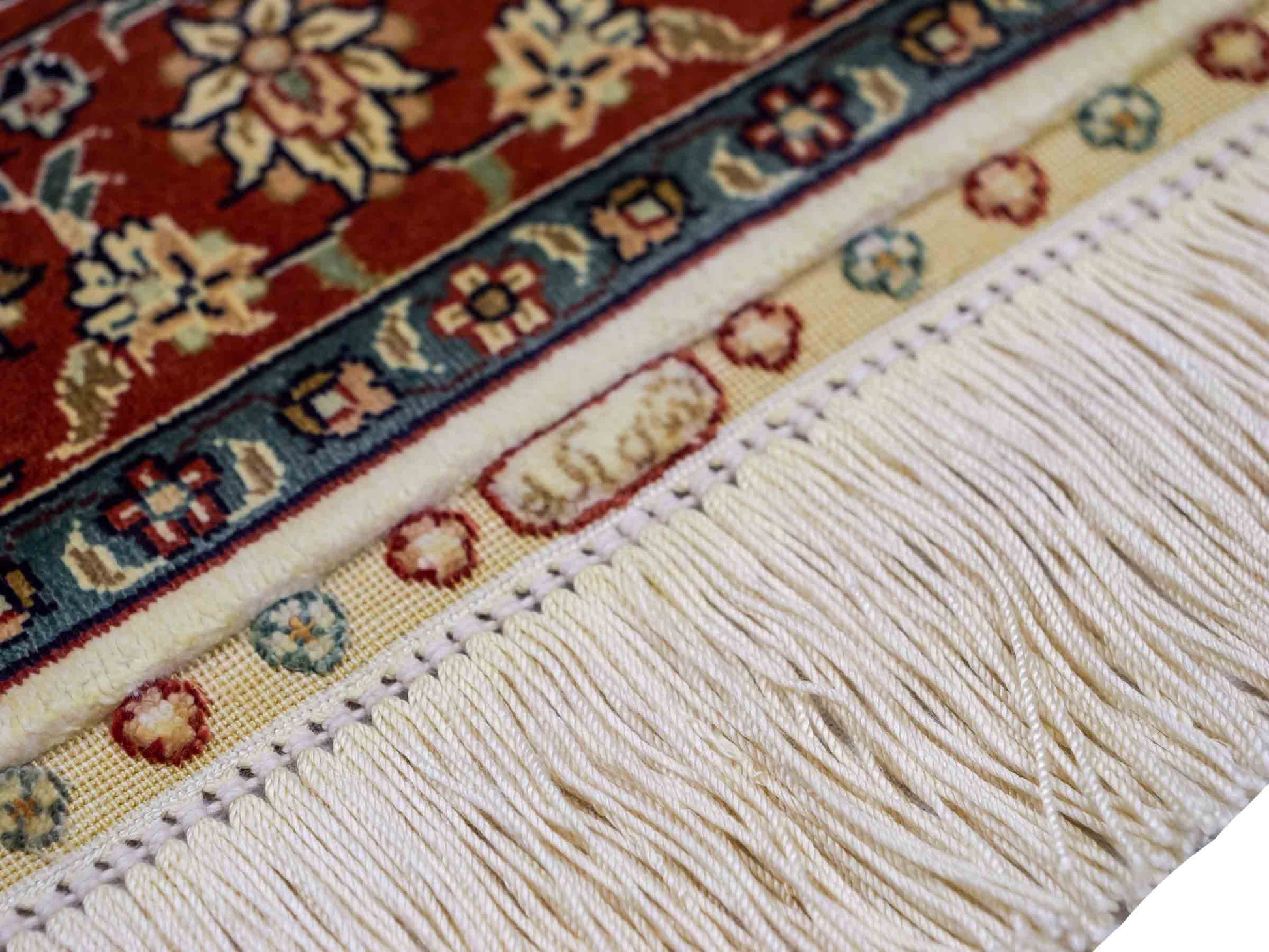 Sehr feiner, handgeknüpfter Khademi Orientteppich mit Hereke Design aus reiner Seide, creme, weiß, rot. 93x63 cm. Vertrieb durch Jupiter Intl.