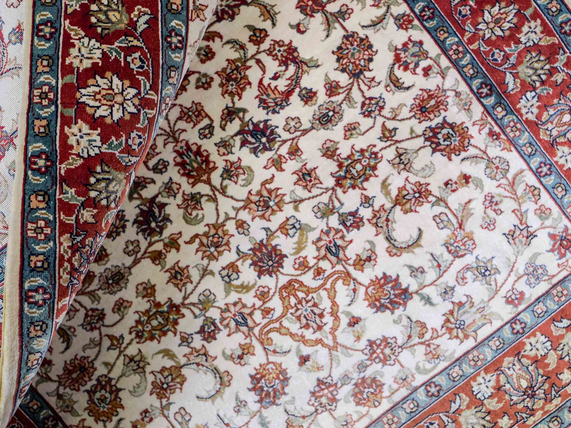 Sehr feiner, handgeknüpfter Khademi Orientteppich mit Hereke Design aus reiner Seide, creme, weiß, rot. 93x63 cm. Vertrieb durch Jupiter Intl.