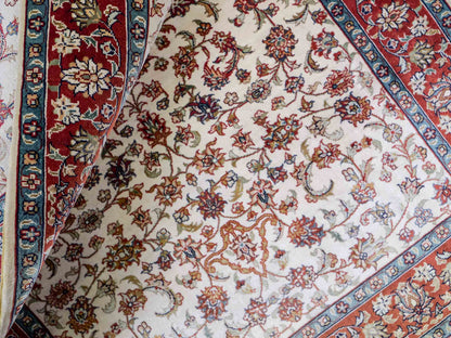 Sehr feiner, handgeknüpfter Khademi Orientteppich mit Hereke Design aus reiner Seide, creme, weiß, rot. 93x63 cm. Vertrieb durch Jupiter Intl.