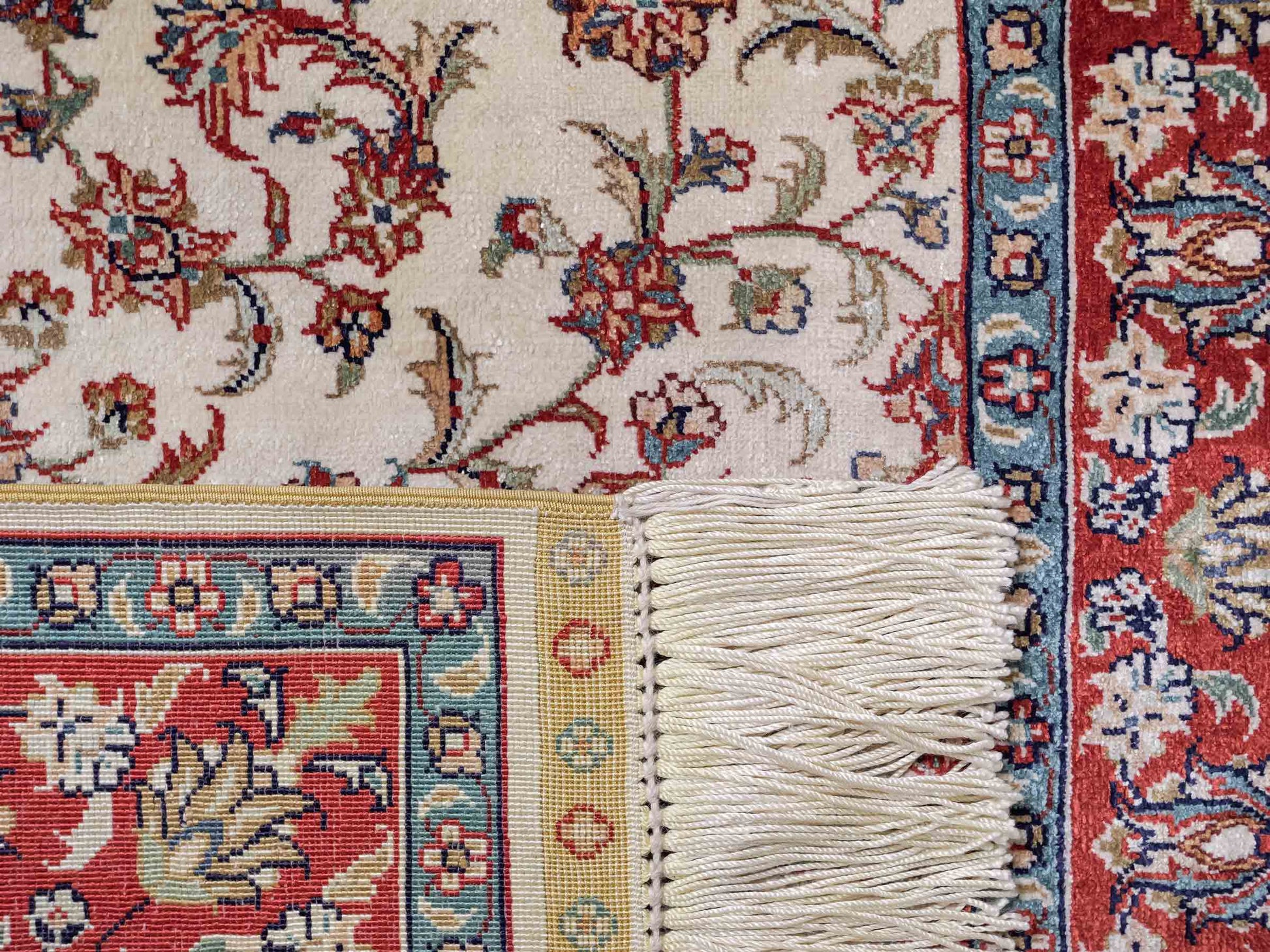 Sehr feiner, handgeknüpfter Khademi Orientteppich mit Hereke Design aus reiner Seide, creme, weiß, rot. 93x63 cm. Vertrieb durch Jupiter Intl.
