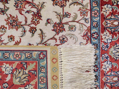 Sehr feiner, handgeknüpfter Khademi Orientteppich mit Hereke Design aus reiner Seide, creme, weiß, rot. 93x63 cm. Vertrieb durch Jupiter Intl.
