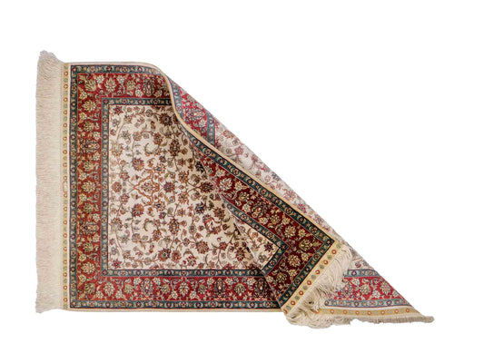 Sehr feiner, handgeknüpfter Khademi Orientteppich mit Hereke Design aus reiner Seide, creme, weiß, rot. 93x63 cm. Vertrieb durch Jupiter Intl.