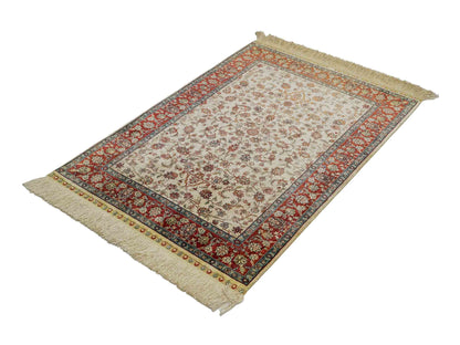 Sehr feiner, handgeknüpfter Khademi Orientteppich mit Hereke Design aus reiner Seide, creme, weiß, rot. 93x63 cm. Vertrieb durch Jupiter Intl.