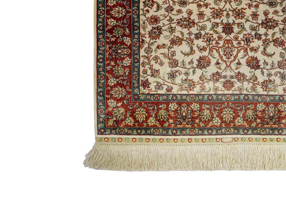 Sehr feiner, handgeknüpfter Khademi Orientteppich mit Hereke Design aus reiner Seide, creme, weiß, rot. 93x63 cm. Vertrieb durch Jupiter Intl.