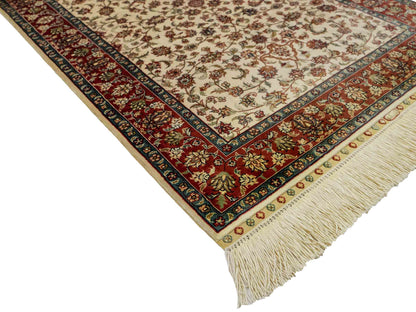 Sehr feiner, handgeknüpfter Khademi Orientteppich mit Hereke Design aus reiner Seide, creme, weiß, rot. 93x63 cm. Vertrieb durch Jupiter Intl.