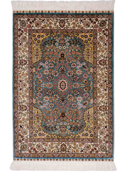 Sehr feiner, handgeknüpfter Khademi Orientteppich mit Hereke Design aus reiner Seide, blau, creme, beige. 93x63 cm. Vertrieb durch Jupiter Intl.