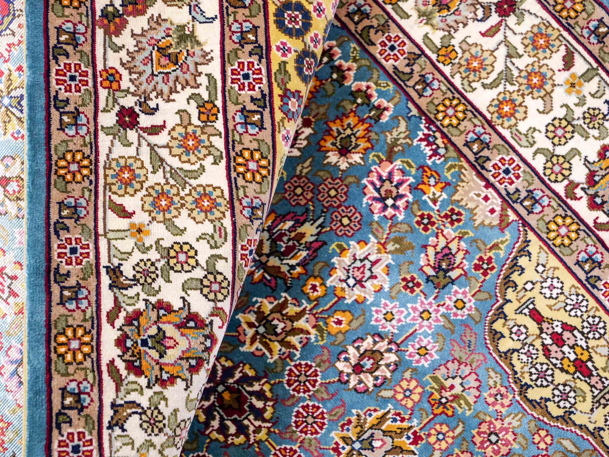 Sehr feiner, handgeknüpfter Khademi Orientteppich mit Hereke Design aus reiner Seide, blau, creme, beige. 93x63 cm. Vertrieb durch Jupiter Intl.