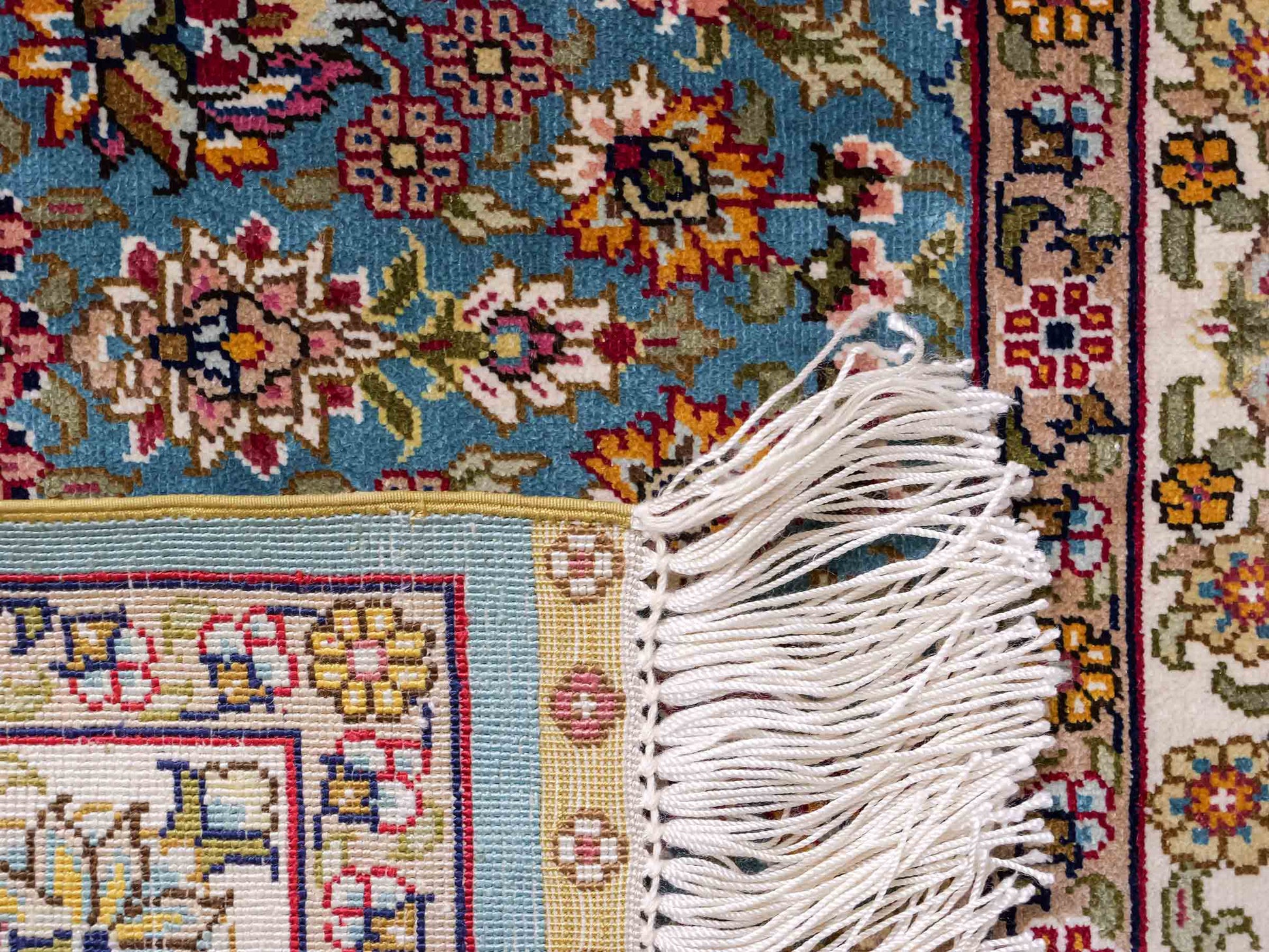 Sehr feiner, handgeknüpfter Khademi Orientteppich mit Hereke Design aus reiner Seide, blau, creme, beige. 93x63 cm. Vertrieb durch Jupiter Intl.