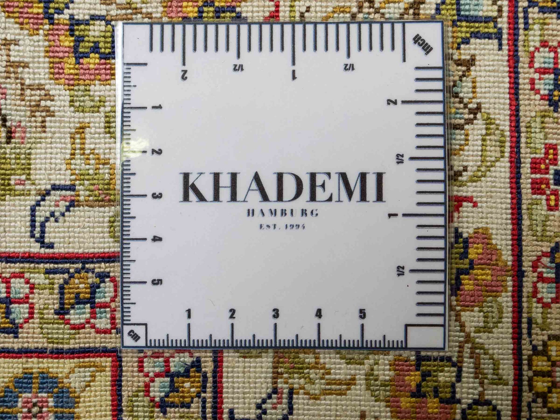 Sehr feiner, handgeknüpfter Khademi Orientteppich mit Hereke Design aus reiner Seide, blau, creme, beige. 93x63 cm. Vertrieb durch Jupiter Intl.