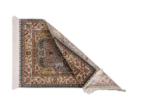 Sehr feiner, handgeknüpfter Khademi Orientteppich mit Hereke Design aus reiner Seide, blau, creme, beige. 93x63 cm. Vertrieb durch Jupiter Intl.
