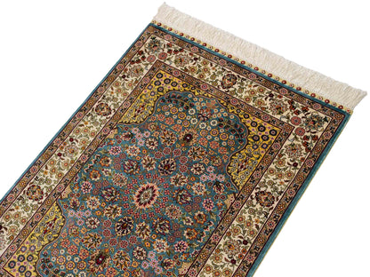 Sehr feiner, handgeknüpfter Khademi Orientteppich mit Hereke Design aus reiner Seide, blau, creme, beige. 93x63 cm. Vertrieb durch Jupiter Intl.