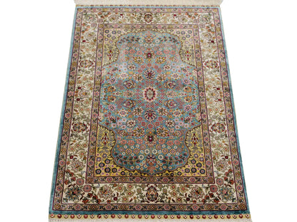 Sehr feiner, handgeknüpfter Khademi Orientteppich mit Hereke Design aus reiner Seide, blau, creme, beige. 93x63 cm. Vertrieb durch Jupiter Intl.