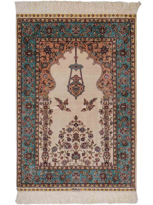 Sehr feiner, handgeknüpfter Khademi Orientteppich mit Hereke Design aus reiner Seide, creme, weiß, blau. 93x63 cm. Vertrieb durch Jupiter Intl.