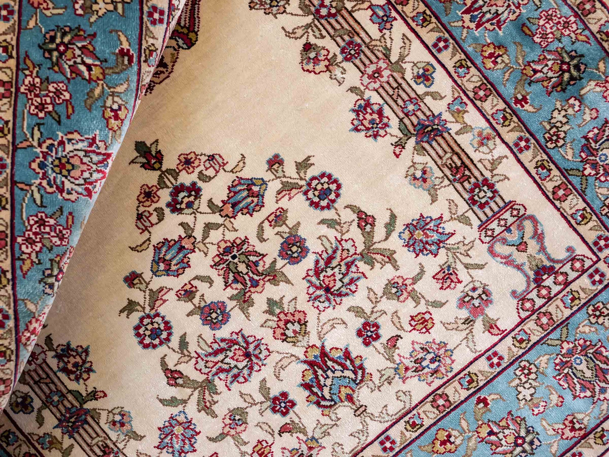 Sehr feiner, handgeknüpfter Khademi Orientteppich mit Hereke Design aus reiner Seide, creme, weiß, blau. 93x63 cm. Vertrieb durch Jupiter Intl.