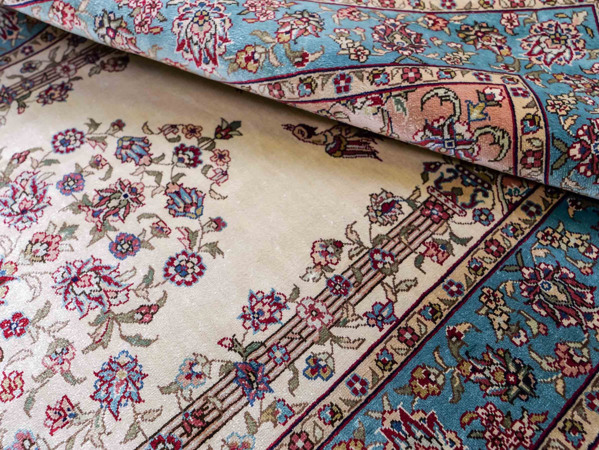 Sehr feiner, handgeknüpfter Khademi Orientteppich mit Hereke Design aus reiner Seide, creme, weiß, blau. 93x63 cm. Vertrieb durch Jupiter Intl.