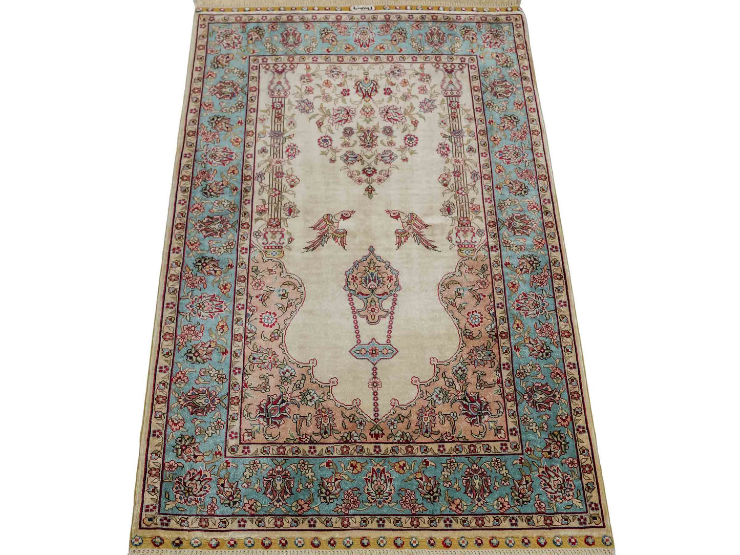 Sehr feiner, handgeknüpfter Khademi Orientteppich mit Hereke Design aus reiner Seide, creme, weiß, blau. 93x63 cm. Vertrieb durch Jupiter Intl.