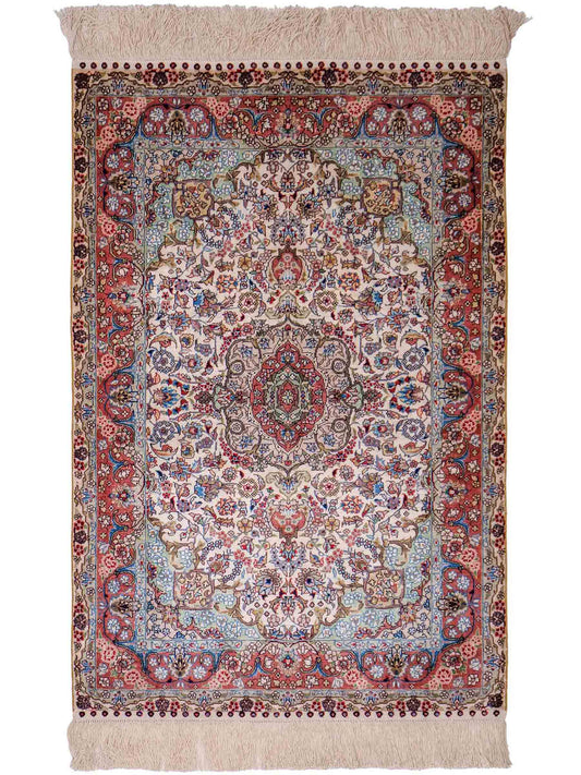 Sehr feiner, handgeknüpfter Khademi Orientteppich mit Hereke Design aus reiner Seide, creme, weiß, rosa. 93x63 cm. Verkauf durch Jupiter Intl.