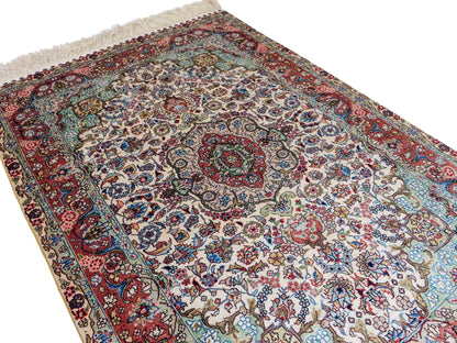 Sehr feiner, handgeknüpfter Khademi Orientteppich mit Hereke Design aus reiner Seide, creme, weiß, rosa. 93x63 cm. Verkauf durch Jupiter Intl.