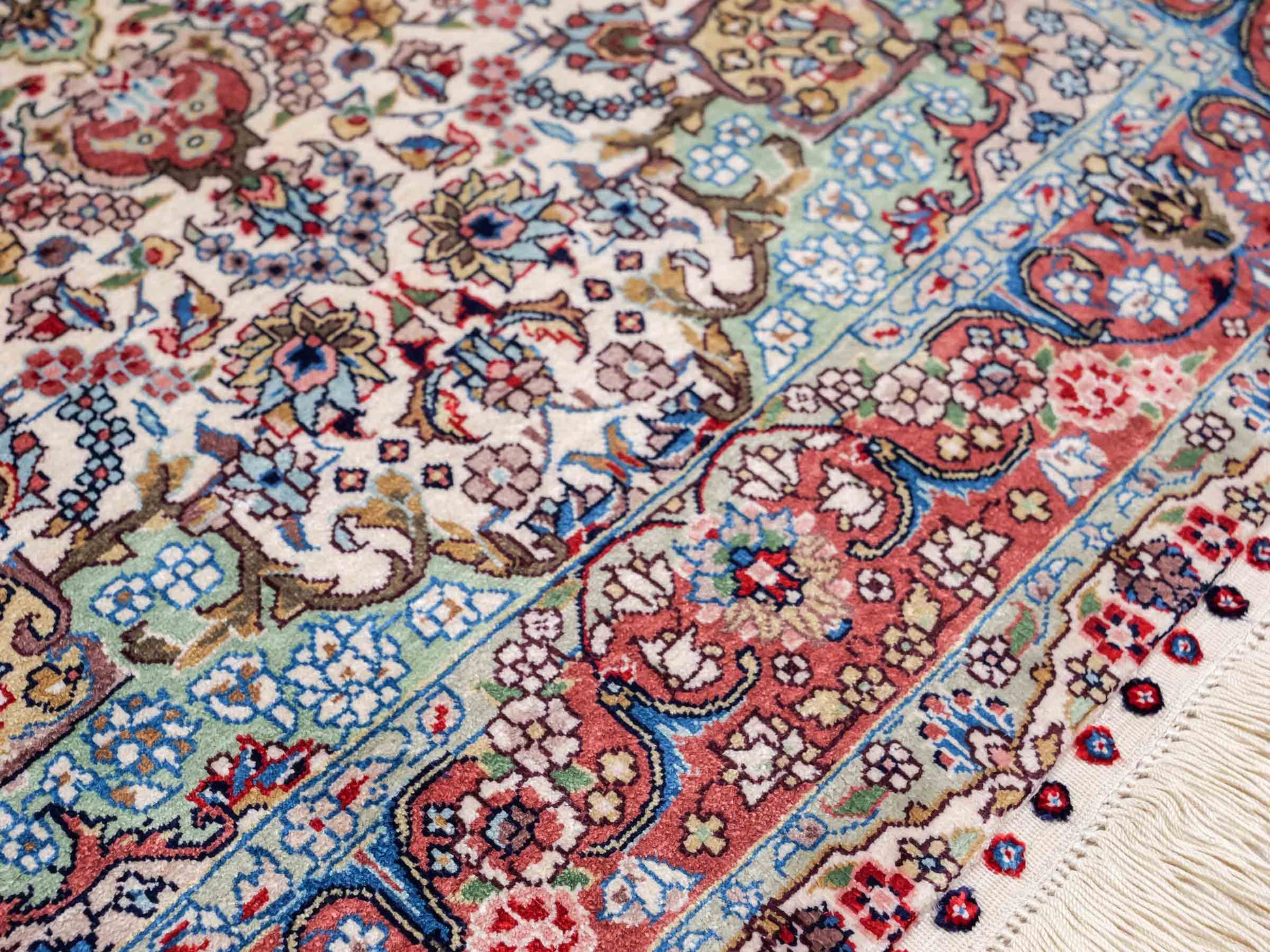 Sehr feiner, handgeknüpfter Khademi Orientteppich mit Hereke Design aus reiner Seide, creme, weiß, rosa. 93x63 cm. Verkauf durch Jupiter Intl.