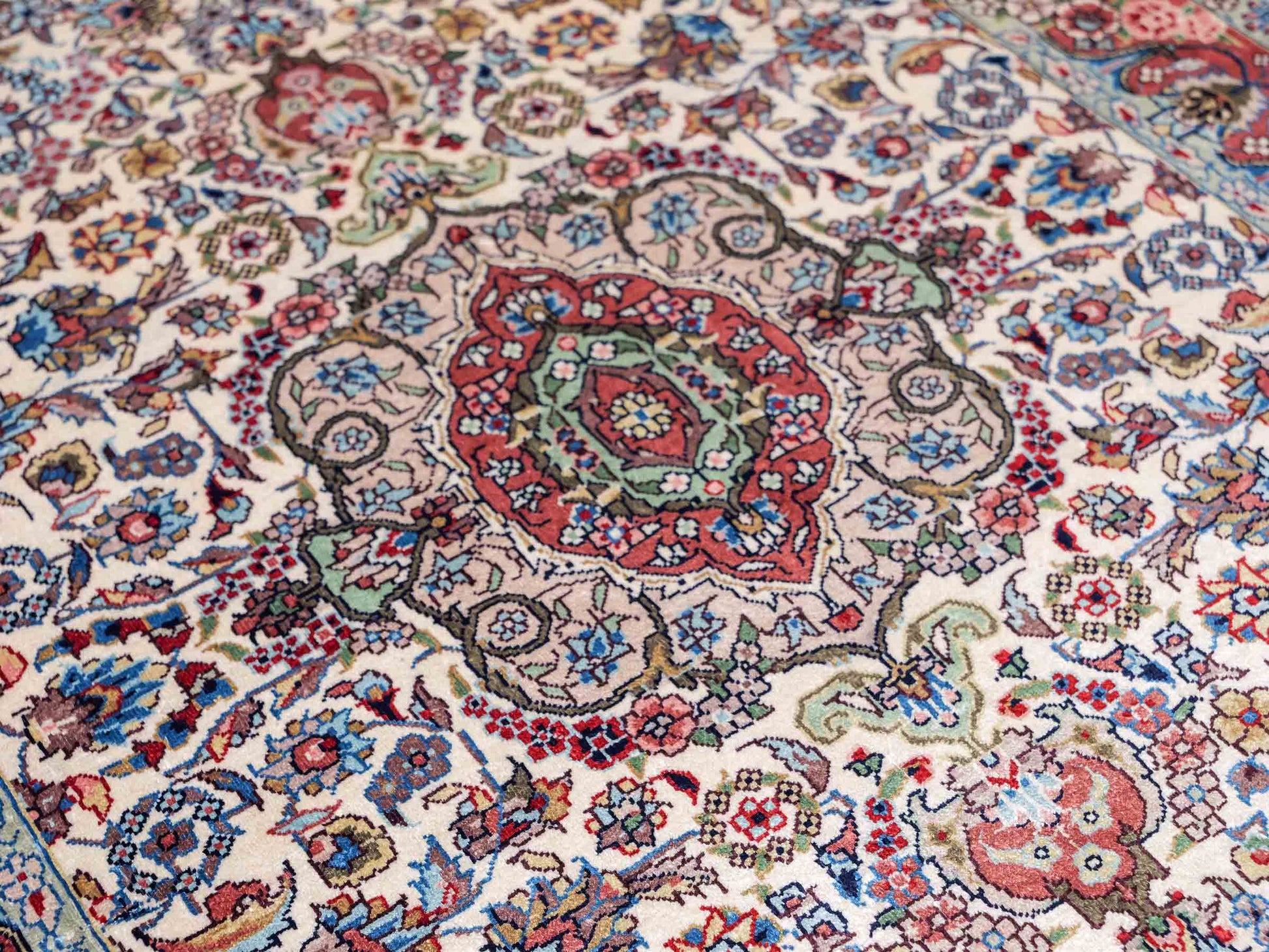 Sehr feiner, handgeknüpfter Khademi Orientteppich mit Hereke Design aus reiner Seide, creme, weiß, rosa. 93x63 cm. Verkauf durch Jupiter Intl.