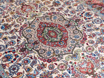 Sehr feiner, handgeknüpfter Khademi Orientteppich mit Hereke Design aus reiner Seide, creme, weiß, rosa. 93x63 cm. Verkauf durch Jupiter Intl.
