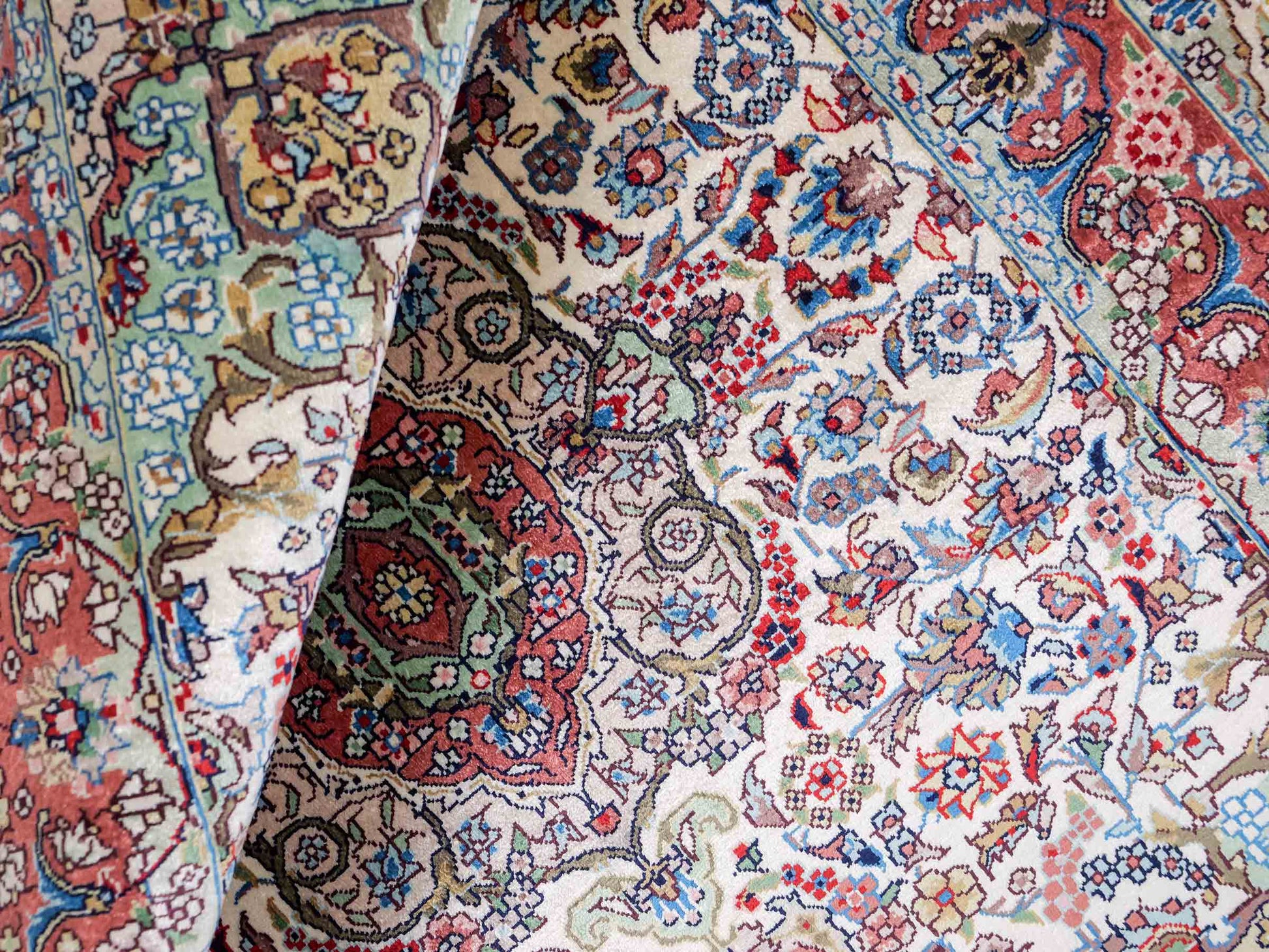 Sehr feiner, handgeknüpfter Khademi Orientteppich mit Hereke Design aus reiner Seide, creme, weiß, rosa. 93x63 cm. Verkauf durch Jupiter Intl.